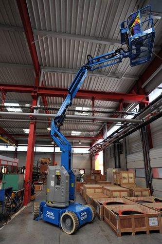 Articulated boom lift, eletric, working hight 12m